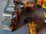 beaucoup d'engins de chantier qui sont posés à même le sol