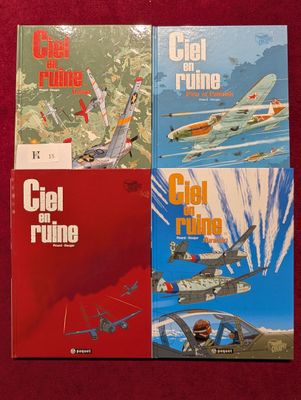 trois livres posés sur une table rouge, sur fond rouge