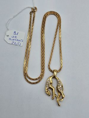 un collier plaqué or avec un pendentif en forme d'oiseau et une chaîne en or