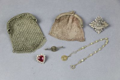 un grand nombre d'objets posés sur la table