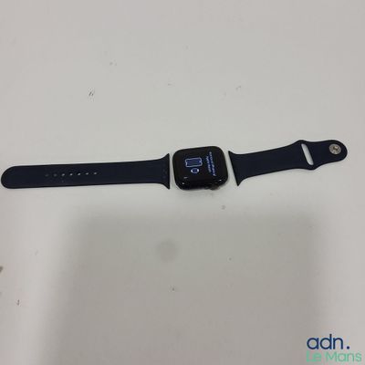 une Apple Watch posée sur une table, à côté d'une autre Apple Watch