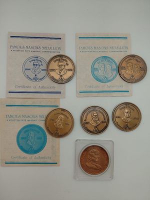 quelques pièces sont posées sur un morceau de papier, sur une table