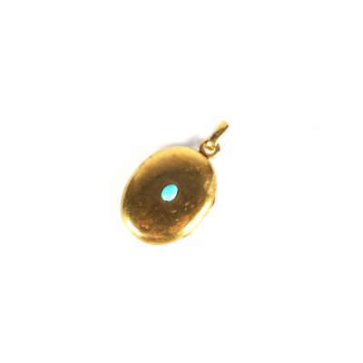 une image représentant une boucle d'oreille en or ornée d'une pierre turquoise au centre