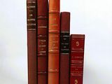 un grand nombre de livres empilés les uns sur les autres