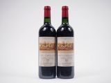 deux bouteilles de vin rouge posées l'une à côté de l'autre sur une surface blanche