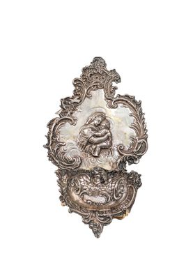 une assiette en argent sur laquelle est représenté un homme et une femme