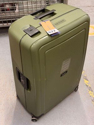 un bagage posé par terre à côté d'un caddie