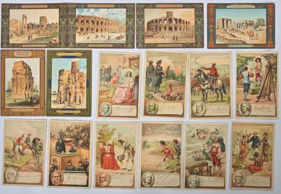 de nombreuses cartes postales anciennes exposées au mur