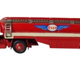 un camion jouet rouge avec un logo bleu à l'arrière