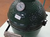un gros œuf vert posé sur une table