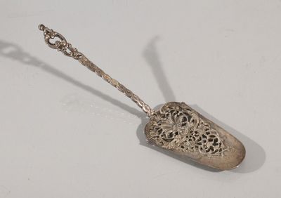une cuillère posée sur une surface blanche