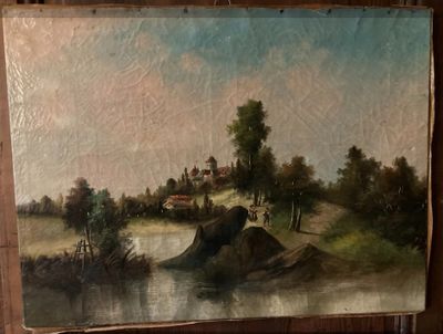 une photo d'un tableau accroché au mur au bord de l'eau