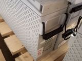 un réfrigérateur blanc posé sur une palette