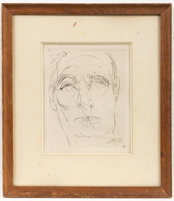 un dessin représentant le visage d'un homme, dans un cadre en bois