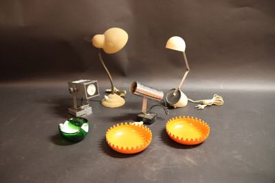 de nombreux objets différents posés sur une table