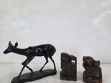 deux figurines représentant un cerf et un ours sur un fond blanc