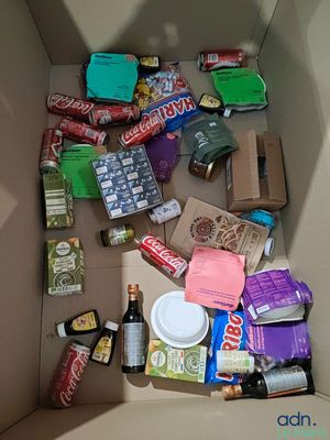 une boîte en carton remplie d'aliments et de boissons variés