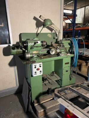 une machine posée sur une palette dans un entrepôt
