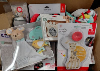 une boîte remplie d'articles pour bébé qui se trouvent dans la boîte