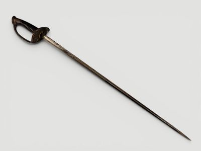 gros plan d'une épée sur une surface blanche
