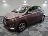 la petite voiture est garée sur un sol en damier dans le garage