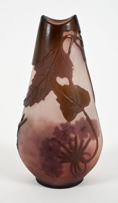 GALLE - Vase piriforme à col barquette en verre multicouche,…