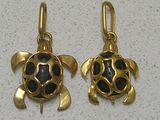 paire de boucles d'oreilles en forme de tortue, couleur or, ornées de pierres noires et blanches