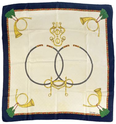 un foulard carré bleu et blanc orné de deux anneaux