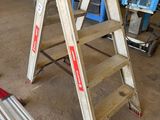 une échelle qui se trouve dans un garage