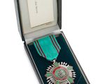 une image représentant une médaille dans un écrin sur fond blanc