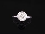 gros plan d'une bague en diamant sur une surface noire