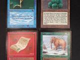 quatre cartes aux motifs différents sont disposées sur une surface noire