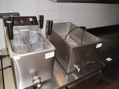 deux friteuses posées sur un plan de travail dans une cuisine