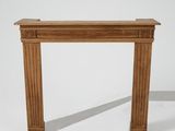 une image représentant un manteau de cheminée en bois sur fond blanc