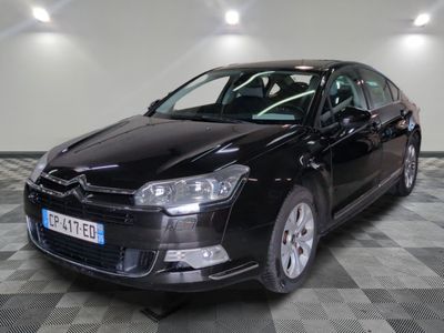 la photo d'une voiture noire sur un sol en damier