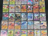 une grande collection de cartes Pokémon posée sur une table