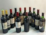 les nombreuses bouteilles de vin alignées sur la table