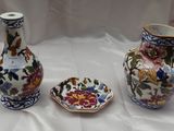 trois vases posés l'un à côté de l'autre sur une table