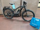 un vélo posé à côté d'un sac bleu