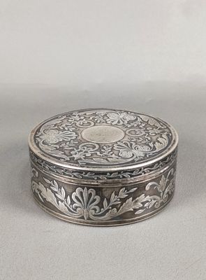 une paire de boîtes plaquées argent ornées de motifs floraux