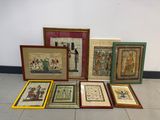 plusieurs tableaux indiens, encadrés ou non, exposés dans une pièce