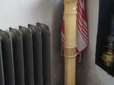 un radiateur dans un coin de la salle de bains, avec une serviette accrochée dessus