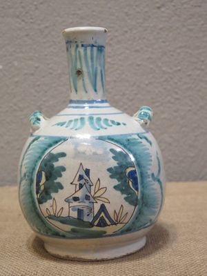 un vase bleu et blanc posé sur une table