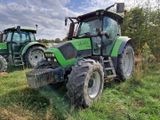 deux tracteurs verts garés dans l'herbe