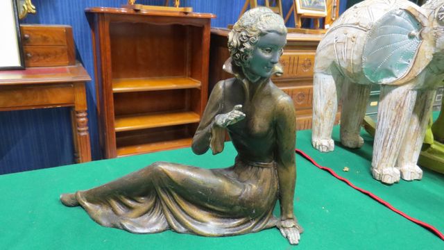 Statuette en régule « jeune femme » H : 24