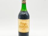 une bouteille de vin posée sur une table