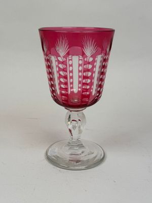un verre à vin orné d'un motif rose