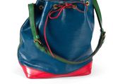 sac seau bleu, rouge et vert sur fond blanc