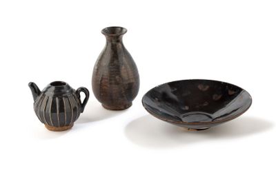 trois pièces de poterie posées sur une surface blanche