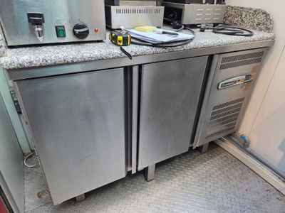 une cuisine équipée d'un micro-ondes, d'un grille-pain, d'un grille-pain et d'un four grille-pain